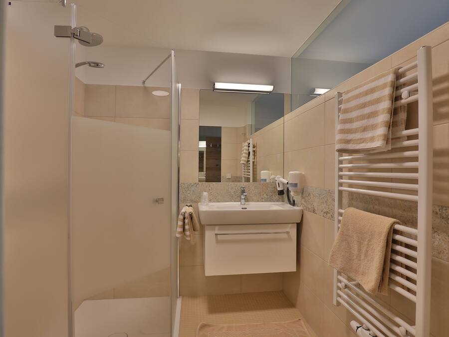 Comfort Double or Twin Room, City View | Bathroom