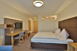 Doppia Classic, vista montagna | Area soggiorno | TV a schermo piatto