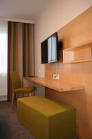 Escrivaninha, cortinas blackout, quartos à prova de som, berços grátis