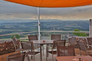 Aperto a colazione, pranzo e cena, cucina regionale 