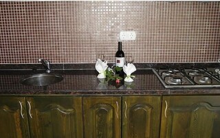 Placa de cocina, hervidor eléctrico y utensilios de cocina