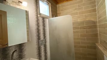 Standard Room | Bathroom | Shower, hydromassage showerhead, hair dryer, towels