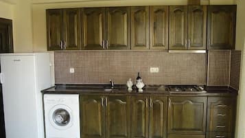 Stovetop, electric kettle, cookware/dishes/utensils
