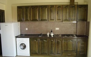 Placa de cocina, tetera/pava eléctrica, utensilios de cocina