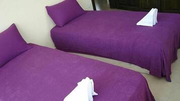 Brankas, meja kerja, kedap suara, dan tempat tidur bayi (biaya tambahan)