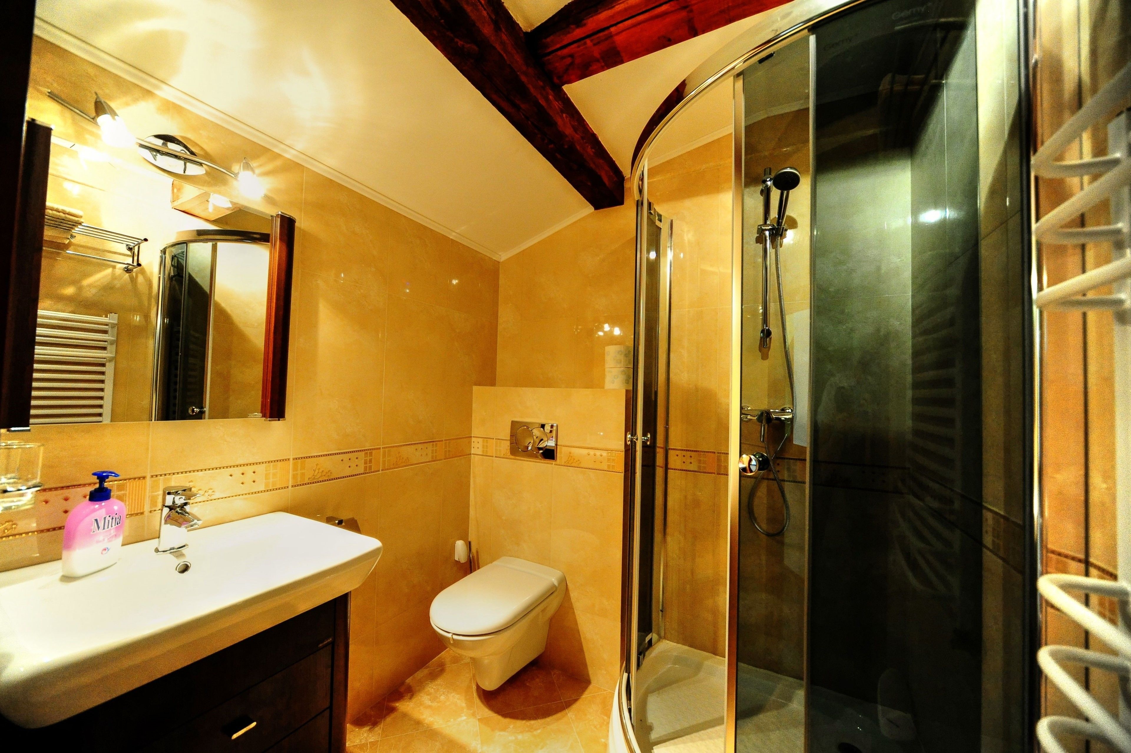 comfort apartment | bathroom | shower, hair dryer, towels