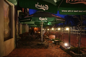 Se sirven desayunos, comidas, cenas y cocina regional