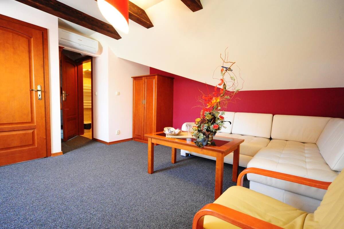 flat-screen tv, heated floors