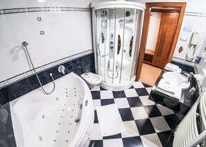 Deluxe Apartment - New Building with balcony | Baño | Ducha, secador de pelo, albornoces y bidé