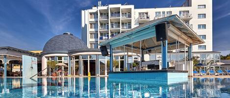 3 piscinas cubiertas, una piscina al aire libre, sombrillas, tumbonas