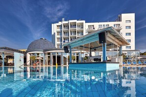 3 つの屋内プール、屋外プール、営業時間 7:00 ～ 19:00、プール パラソル、サンラウンジャー