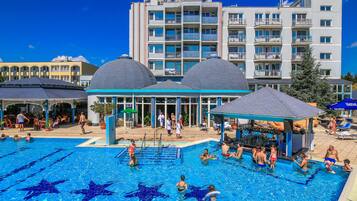 3 albercas techadas, alberca al aire libre y sombrillas en la alberca