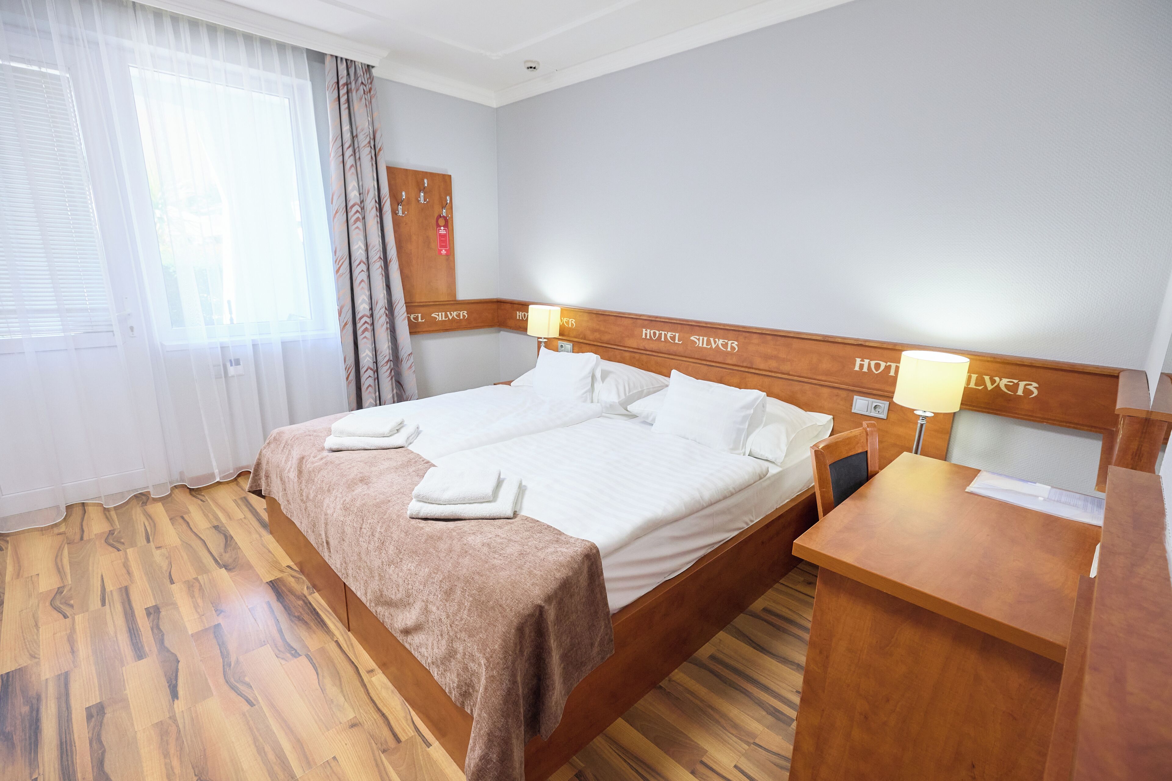 Ropa de cama hipoalergénica y minibar 