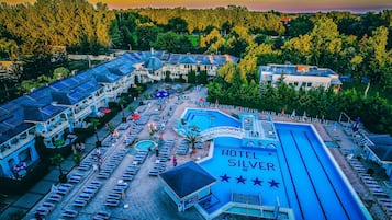 3 piscines couvertes, 3 piscines extérieures