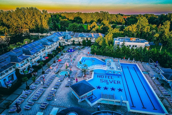 3 indoor pools, 3 outdoor pools