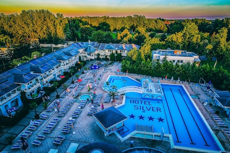 3 indoor pools, 3 outdoor pools