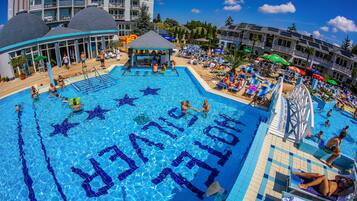 3 piscines couvertes, 3 piscines extérieures
