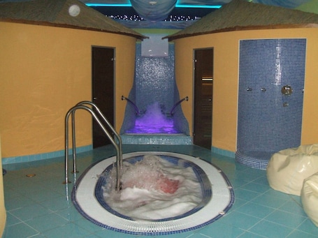 Turkish bath, manicures and pedicures. Hotel Palm