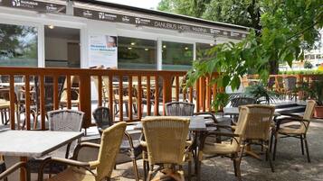 تناول الطعام بالخارج