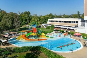 Innendørsbasseng og utendørsbasseng