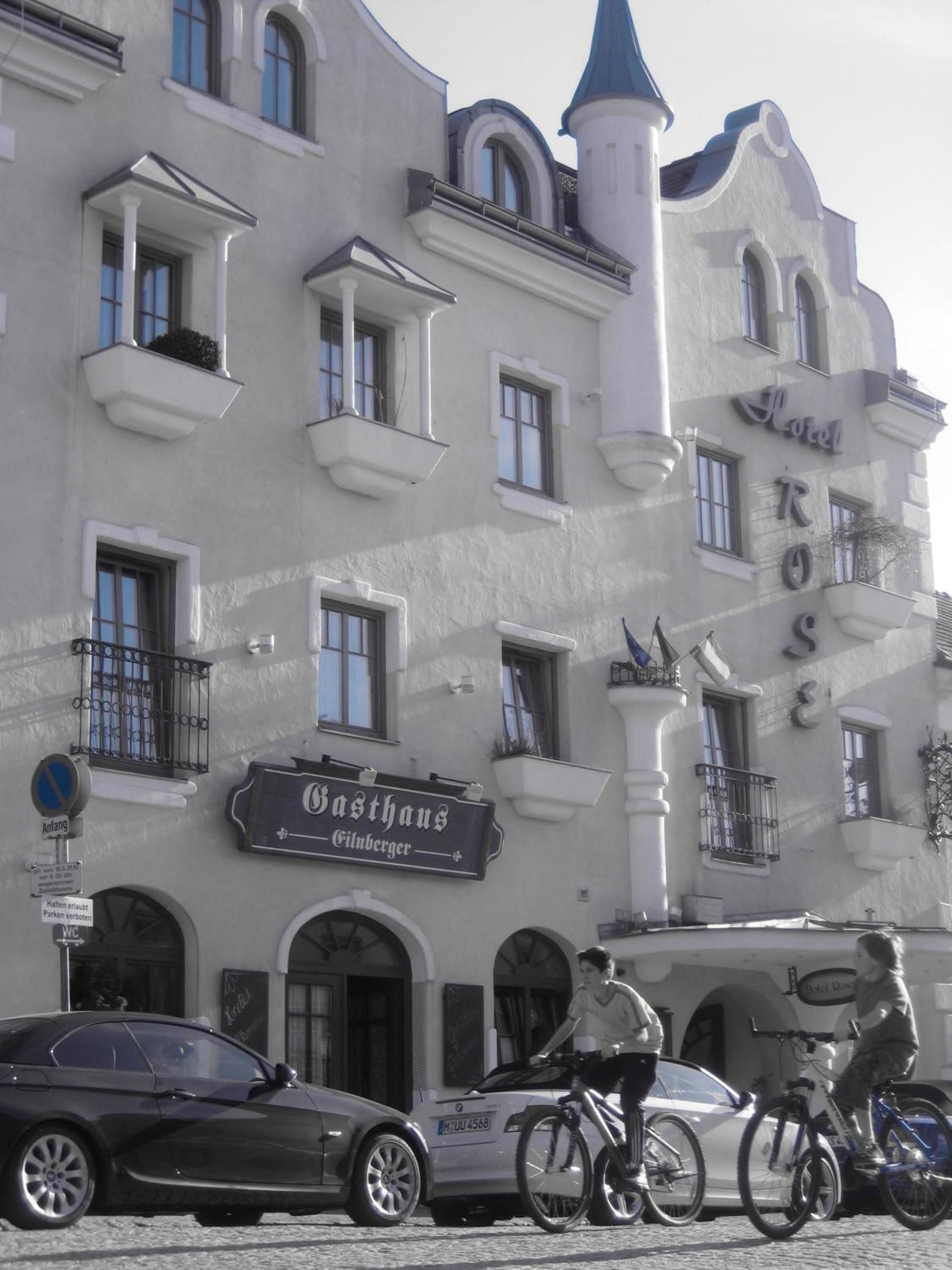 Un edificio con un letrero que indica 'Gasthaus Gilberger' y 'Hotel Rose'.
