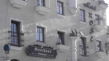 Un edificio con un letrero que indica 'Gasthaus Gilberger' y 'Hotel Rose'.