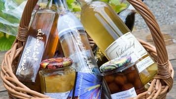 Una cesta de mimbre con varias botellas y frascos, probablemente con alimentos o salsas.