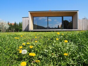 A modern building with a large glass facade and wooden exterior. - Ad Vineas Gästehaus Nikolaihof-hotel Garni (Mautern an der Donau)