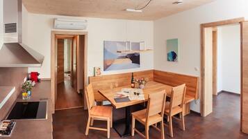 Una cocina moderna con comedor, muebles de madera y un cuadro en la pared.