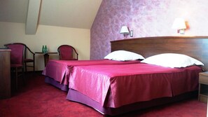 A hotel room with two beds, a desk, two chairs, and a lamp. - Hotel Zawiercie (Zawiercie)