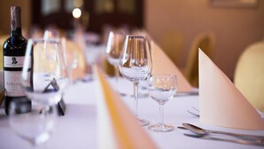 A dining table set with wine glasses, a bottle of wine, and cutlery. - Hotel Zawiercie (Zawiercie)