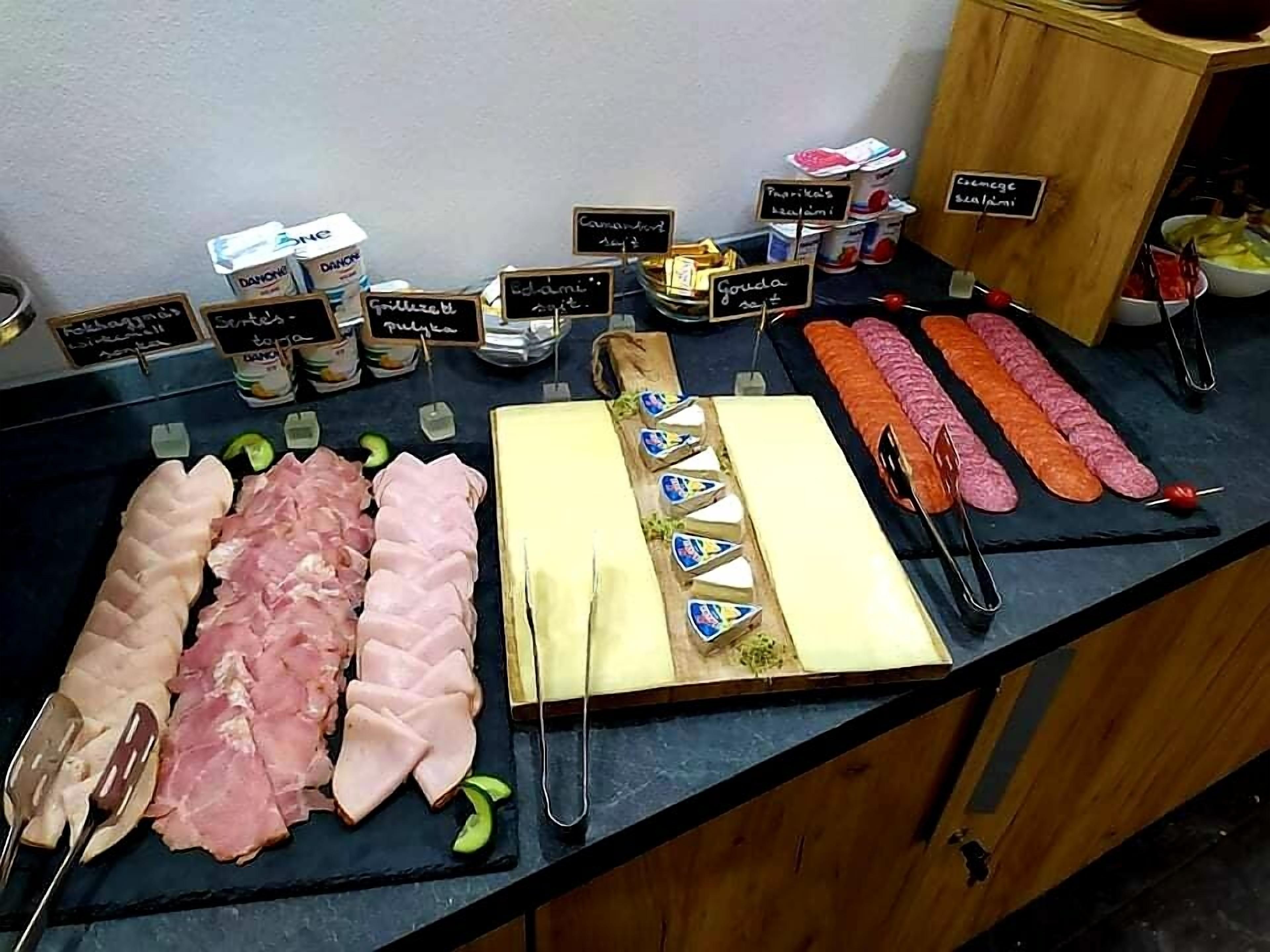 Mostrador de charcutería con una variedad de embutidos y quesos.