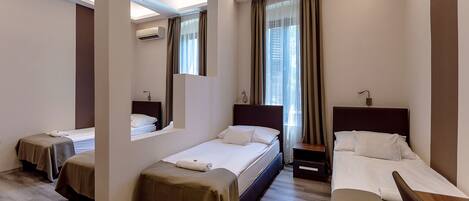 Chambre Quadruple Standard, non-fumeurs | Matelas mémoire de forme, minibar, coffres-forts dans les chambres