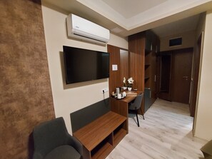 Memory foam beds, minibar, in-room safe, individually decorated - Vén Diófa De Lux Panzió (Szeged)