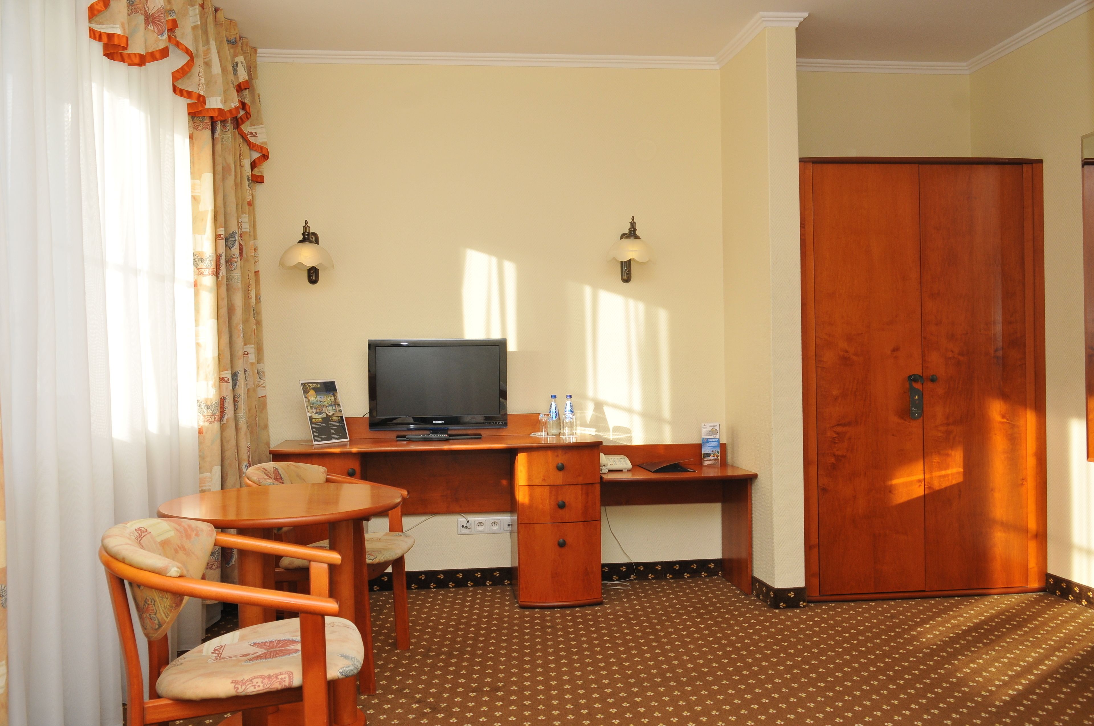 twin room | living area | flat-screen tv