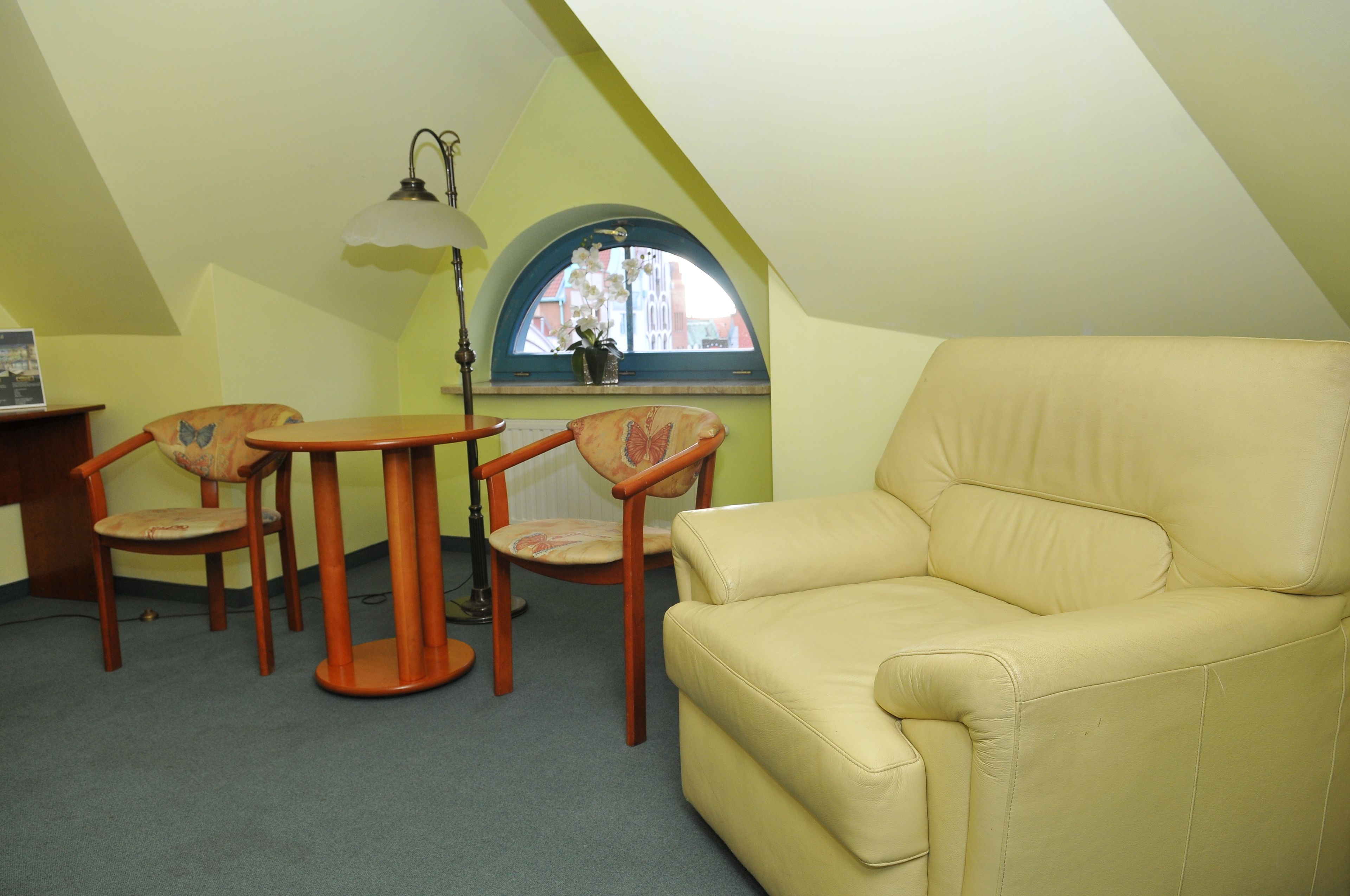 twin room | living area | flat-screen tv