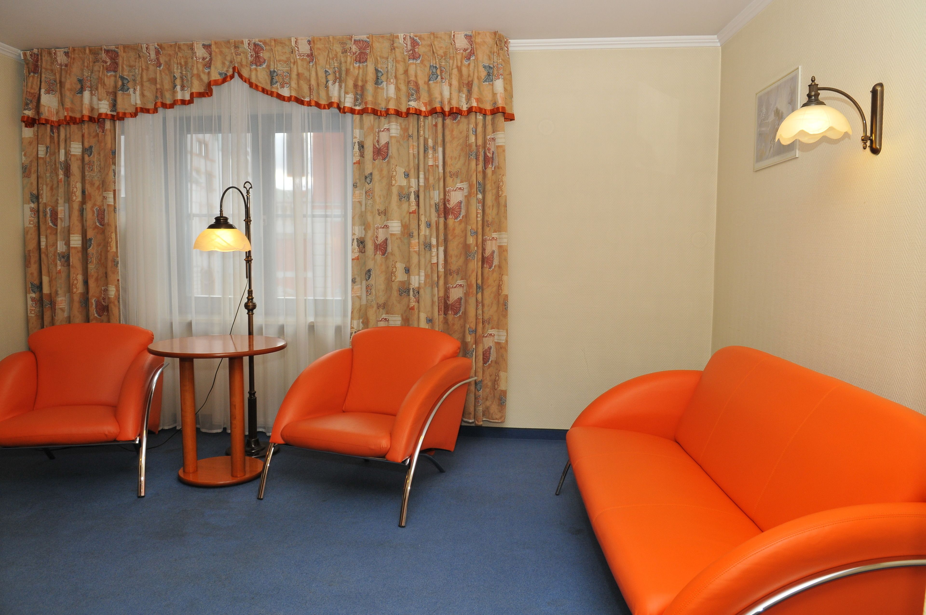 deluxe triple room, 1 bedroom | living area | flat-screen tv