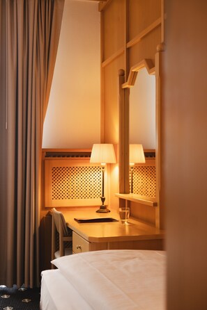 Twin Room | Desk, blackout drapes, free WiFi, bed sheets
