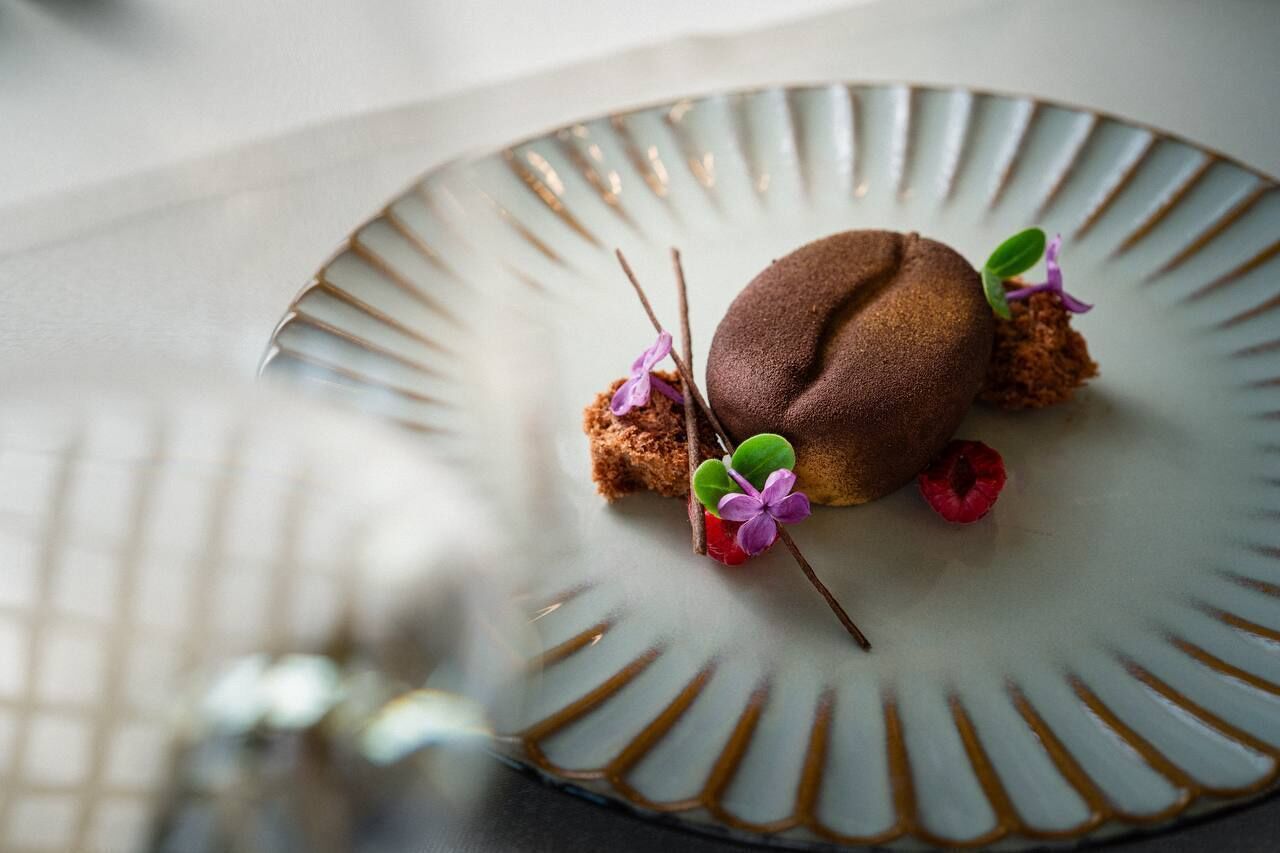 Un postre en un plato con borde ondulado.
