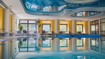 Indoor pool, sun loungers