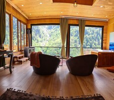 全景开间套房, 1 张双人床, 按摩浴缸, 河景 | 迷你吧、客房内保险箱、办公桌、笔记本电脑工作区