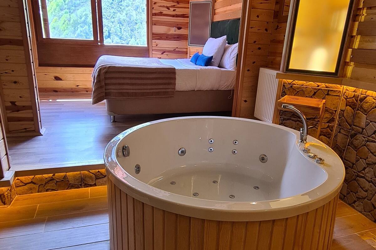 luxury studio suite, 1 bedroom, jetted tub, mountain view | private spa tub