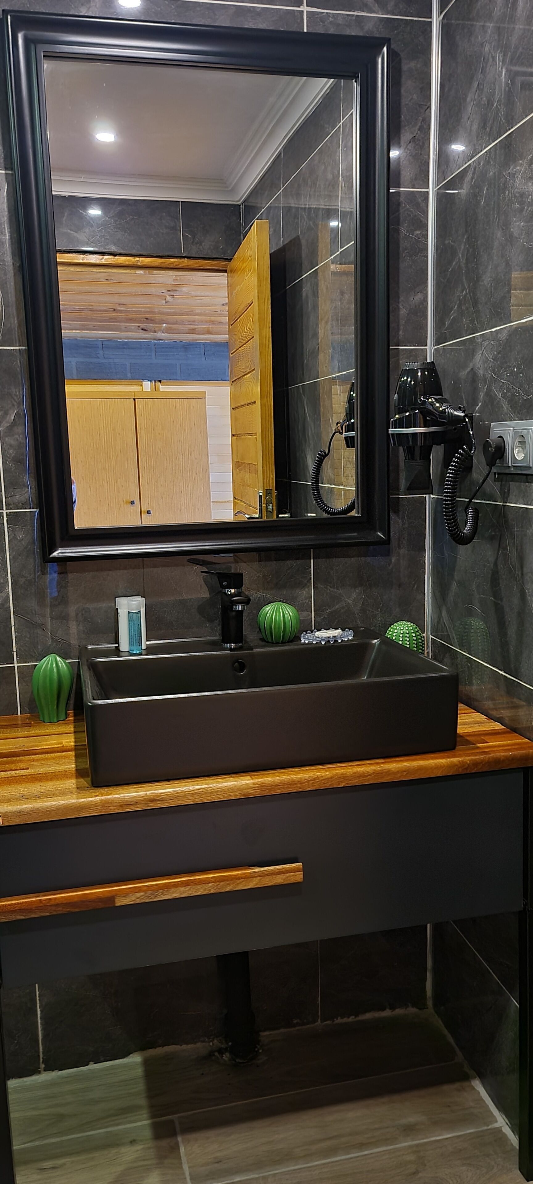 presidential suite, 2 bedrooms, jetted tub, valley view | bathroom | designer toiletries, hair dryer, slippers, towels