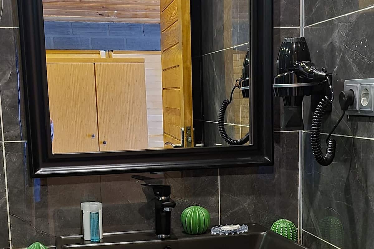 presidential suite, 2 bedrooms, jetted tub, valley view | bathroom | designer toiletries, hair dryer, slippers, towels