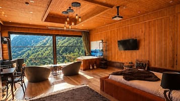 Panoramic Studio Suite, 1 Double Bed, Jetted Tub, River View | Minibar, in-room safe, desk, laptop workspace
