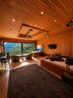 Panoramic Studio Suite, 1 Double Bed, Jetted Tub, River View | Minibar, in-room safe, desk, laptop workspace