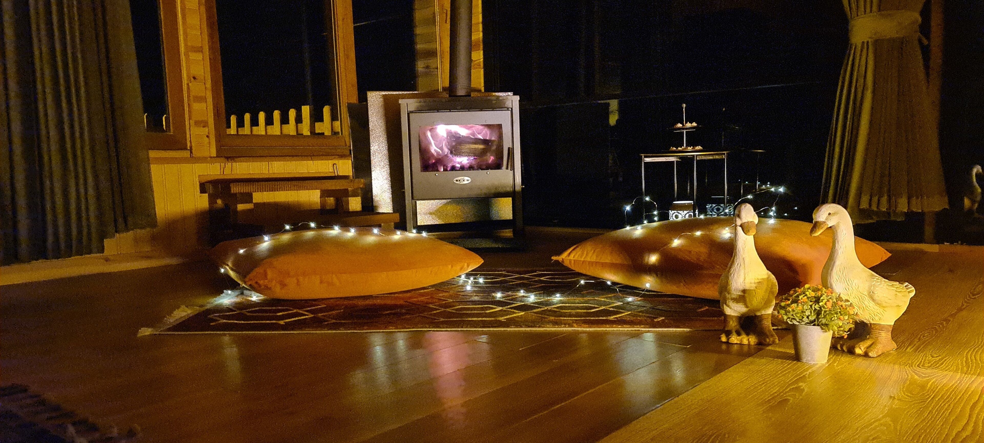 panoramic studio suite, 1 double bed, jetted tub, river view | minibar, in-room safe, desk, laptop workspace