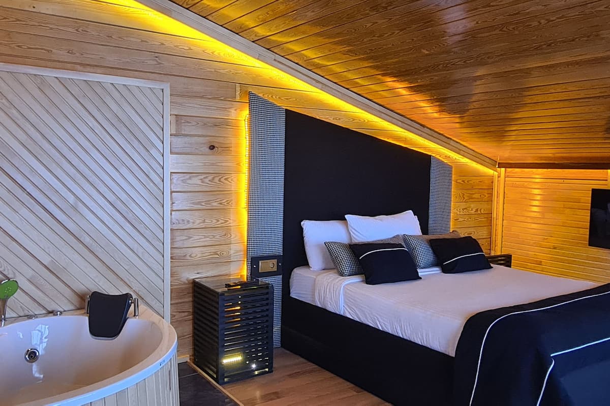 presidential suite, 2 bedrooms, jetted tub, valley view | private spa tub