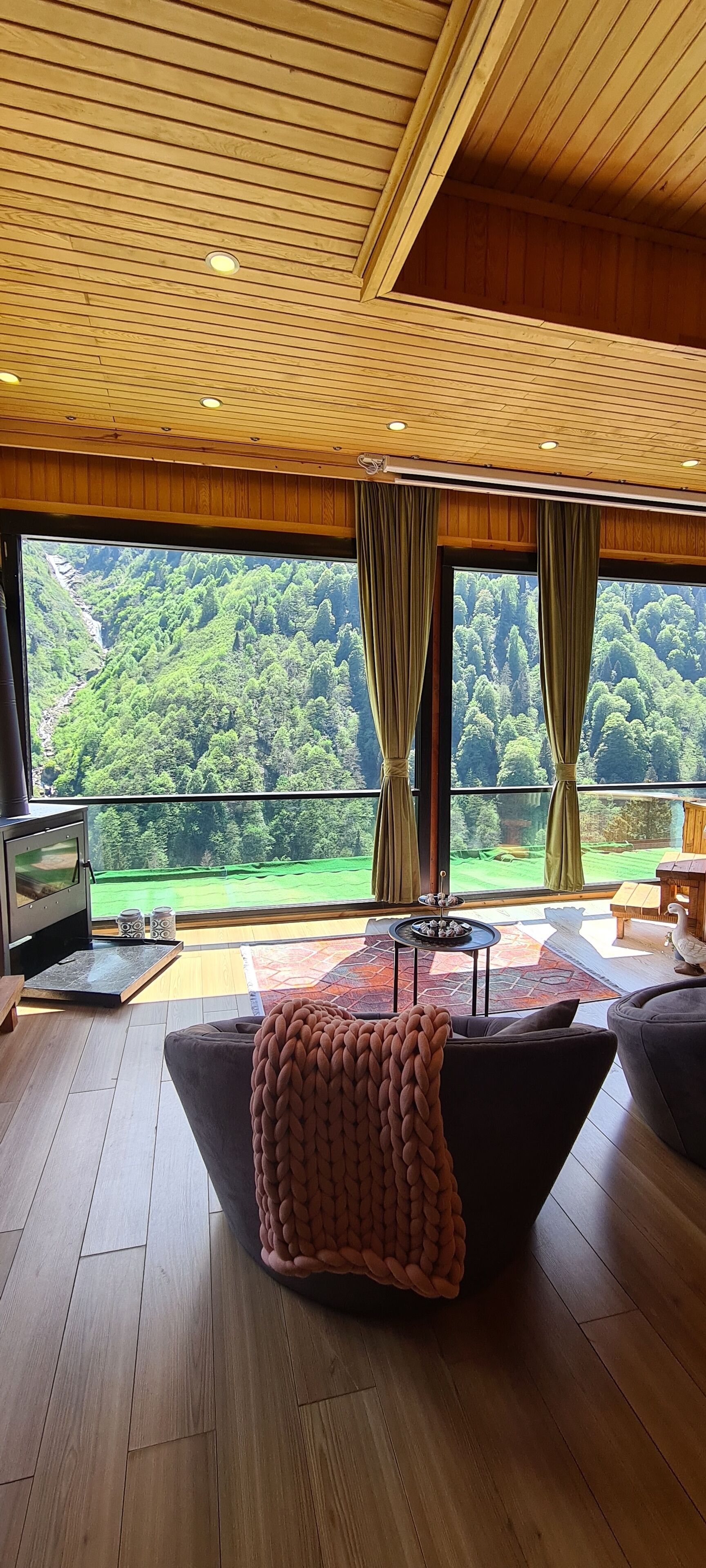 panoramic studio suite, 1 double bed, jetted tub, river view | minibar, in-room safe, desk, laptop workspace