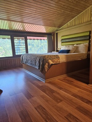 Økonomirom, 1 dobbeltseng | Minibar, safe på rommet, skrivebord og skrivebord for bærbar PC